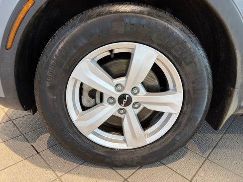 Used 2023 Kia Sorento LX image 9