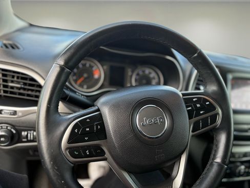 Used 2019 Jeep Cherokee Latitude Plus w/ Cold Weather Group image 18