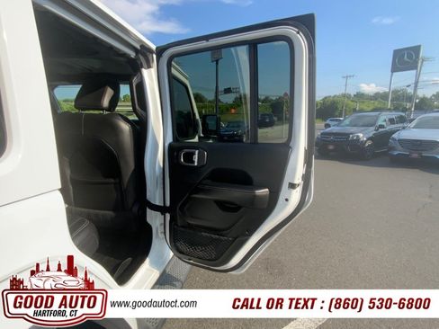 Used 2019 Jeep Wrangler Unlimited Sahara w/ Uconnect 4C Nav & Sound Group AWD/4WD image 15