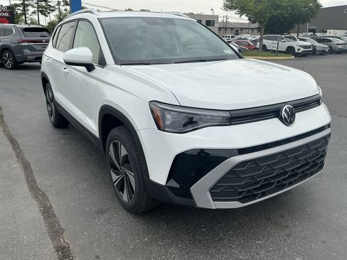 New 2026 Volkswagen Taos SE AWD/4WD image 2