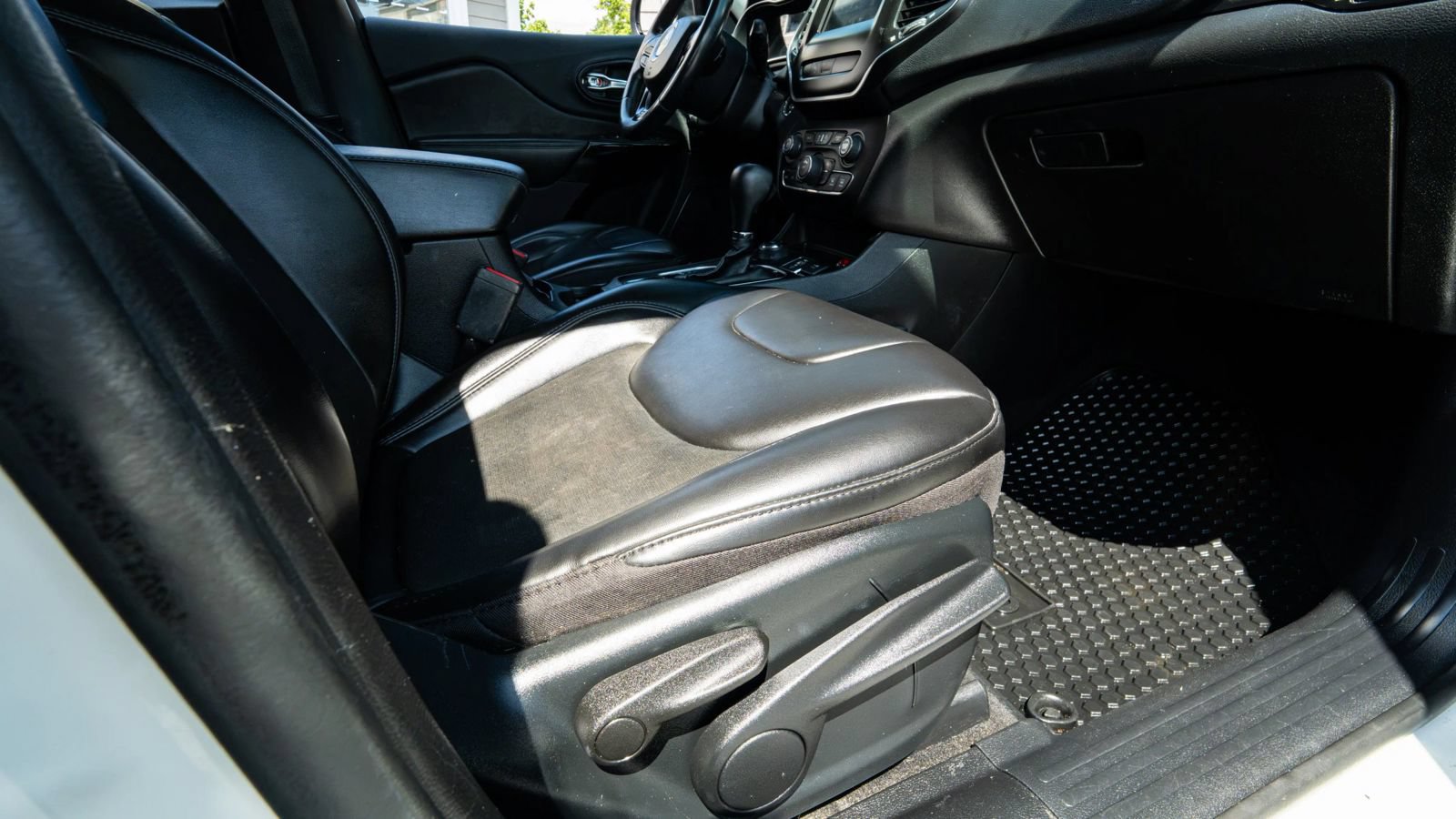 Used 2019 Jeep Cherokee Latitude Plus AWD/4WD image 13