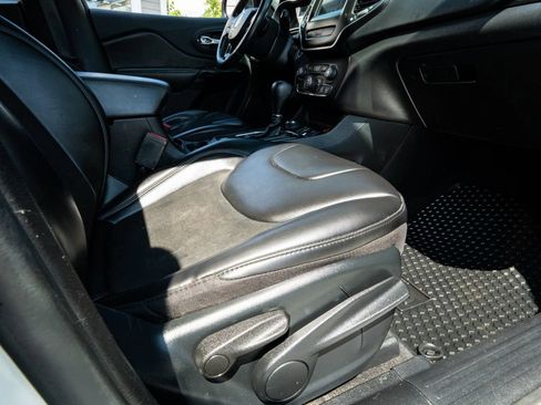 Used 2019 Jeep Cherokee Latitude Plus AWD/4WD image 13