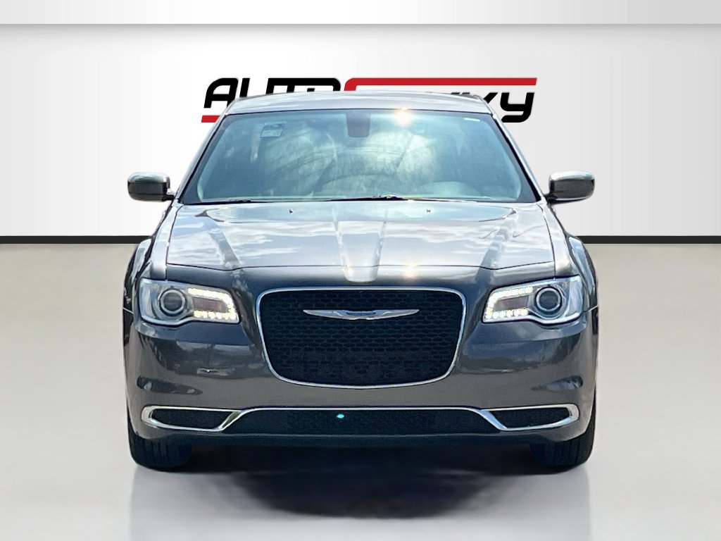 Used 2023 Chrysler 300 Touring RWD image 2