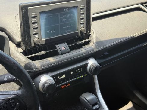 Used 2019 Toyota RAV4 LE FWD image 14