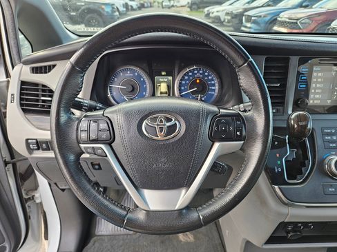 Used 2017 Toyota Sienna XLE w/ XLE Navigation Package FWD image 19