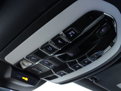Used 2021 Porsche Macan AWD/4WD image 24