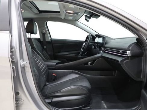 Used 2023 Hyundai Elantra Limited w/ Preferred Accessory Package FWD image 34