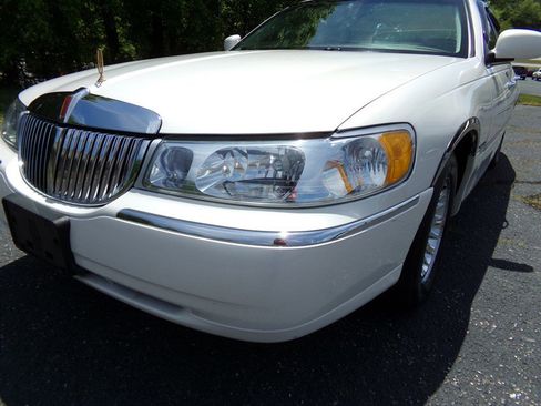 Used 2001 Lincoln Town Car Cartier RWD image 2