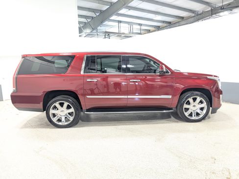 Used 2020 Cadillac Escalade ESV Luxury AWD/4WD image 2