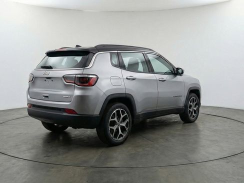 Used 2025 Jeep Compass Limited image 9