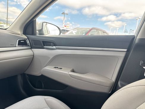 Used 2017 Hyundai Elantra SE FWD image 19