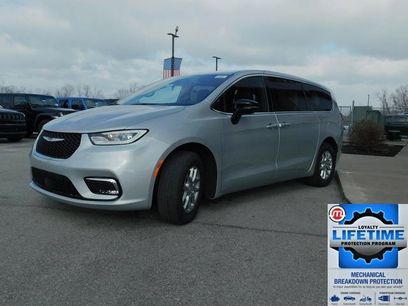 New 2026 Chrysler Pacifica Select
