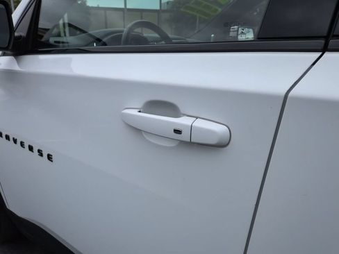 Used 2023 Chevrolet Traverse RS AWD/4WD image 17