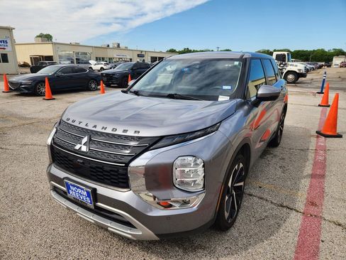 Used 2022 Mitsubishi Outlander SE image 1