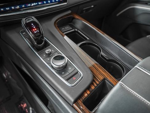 Used 2021 Cadillac Escalade Premium Luxury AWD/4WD image 19