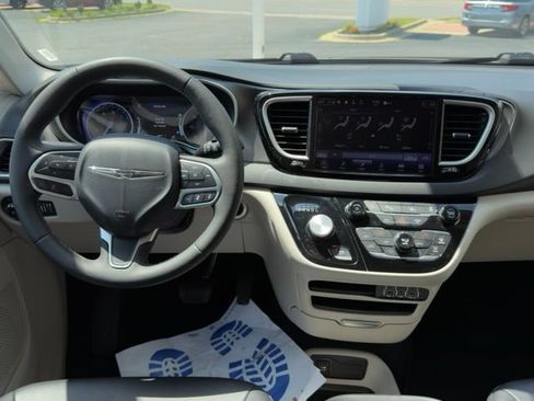 Used 2024 Chrysler Pacifica Touring-L FWD image 16