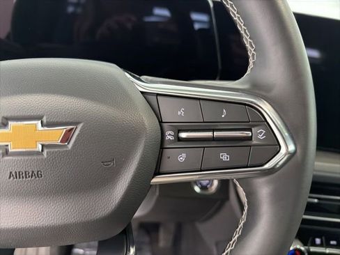 Used 2025 Chevrolet Traverse LT FWD image 11