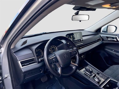 Used 2024 Mitsubishi Outlander AWD image 11