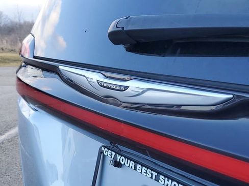 Used 2024 Chrysler Pacifica Touring-L image 11