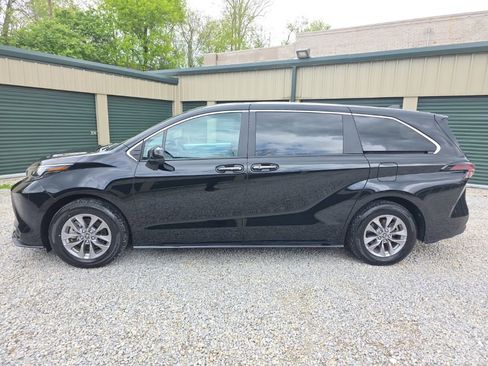 Certified 2025 Toyota Sienna XLE AWD/4WD image 3