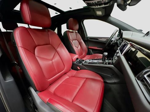 Certified 2023 Porsche Macan AWD/4WD image 28