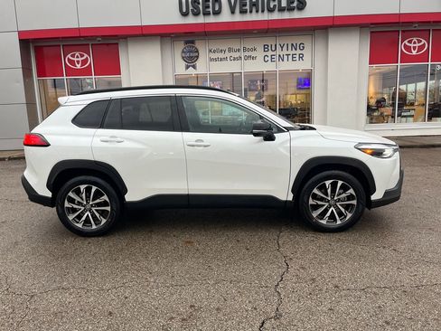 Certified 2025 Toyota Corolla Cross XLE image 6