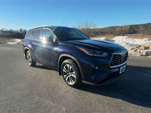 Used 2021 Toyota Highlander XLE image 2