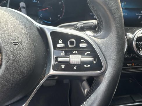 Used 2022 Mercedes-Benz GLB 250 image 25