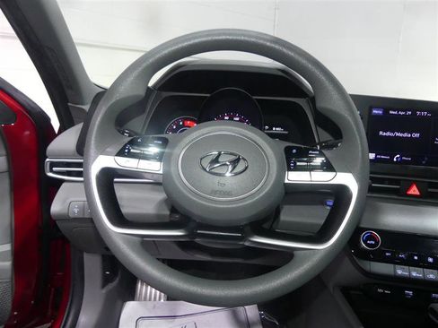 Used 2022 Hyundai Elantra SEL FWD image 29