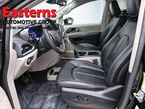 Used 2024 Chrysler Pacifica Limited FWD image 14