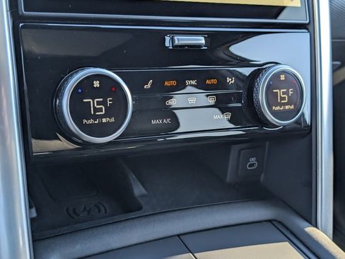 Certified 2024 Land Rover Discovery Dynamic SE image 17