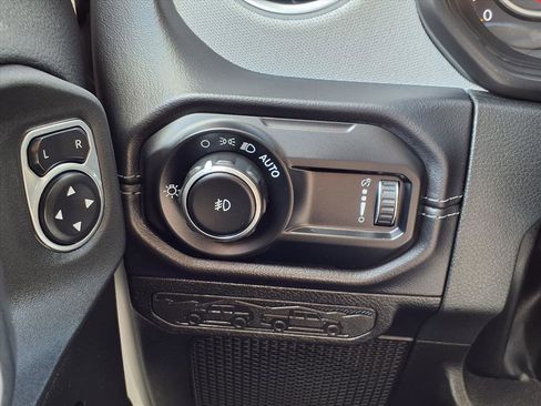 Certified 2025 Jeep Wrangler Sahara image 9