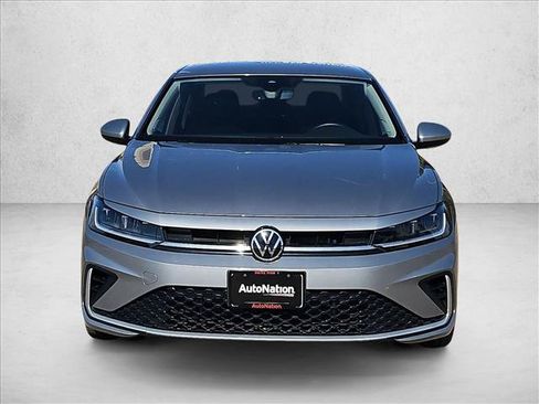Used 2025 Volkswagen Jetta SE FWD image 2