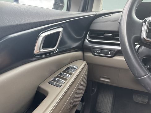 Used 2025 Kia Carnival FWD image 17