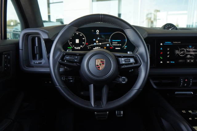 Used 2026 Porsche Cayenne GTS AWD/4WD image 18