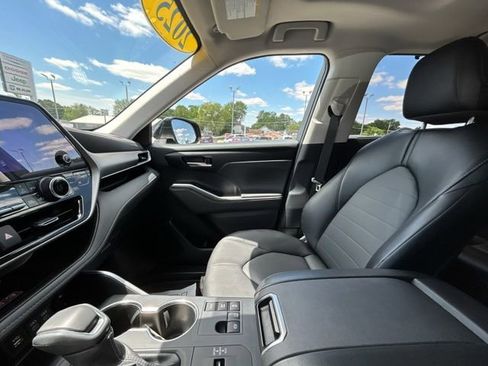 Used 2025 Toyota Highlander XLE AWD/4WD image 50
