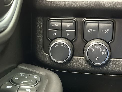 Used 2021 Chevrolet Suburban Premier w/ Premium Package AWD/4WD image 19