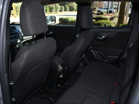 Used 2019 Jeep Renegade Latitude w/ Safety & Security Group II image 14