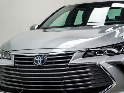 Used 2021 Toyota Avalon XLE w/ Moonroof Package image 2
