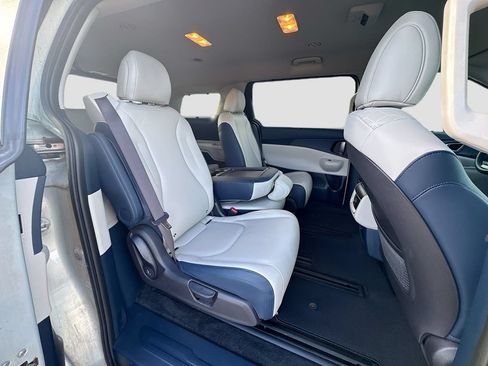 Used 2025 Kia Carnival EX FWD image 27