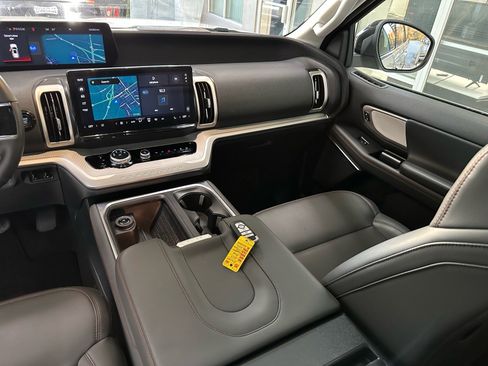 Certified 2025 Ford Expedition Active image 33