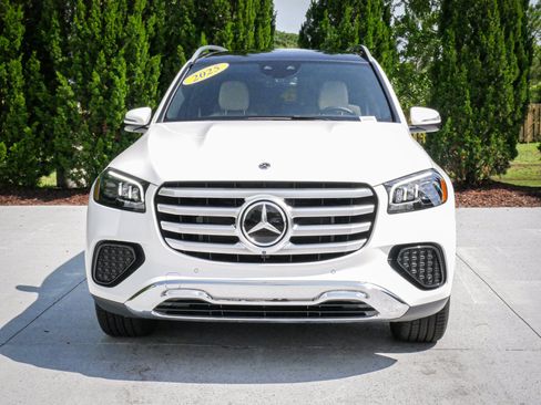Used 2025 Mercedes-Benz GLS 450 4MATIC image 3