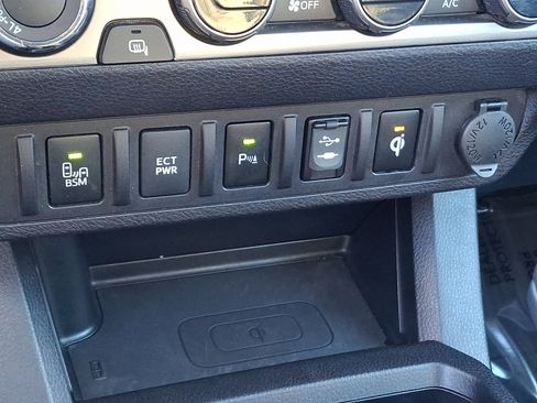 Used 2016 Toyota Tacoma Limited image 26