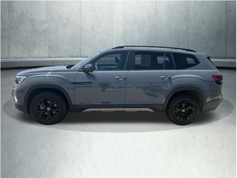 Used 2024 Volkswagen Atlas Peak Edition SE AWD/4WD image 2