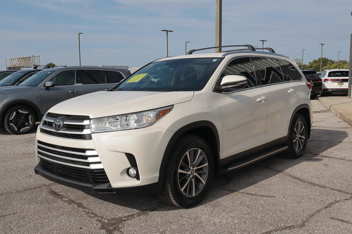 Used 2019 Toyota Highlander XLE AWD/4WD image 3