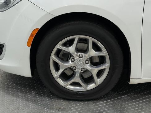 Used 2018 Chrysler Pacifica Limited image 38