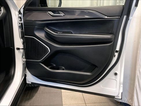 Used 2021 Jeep Grand Cherokee L Laredo image 12