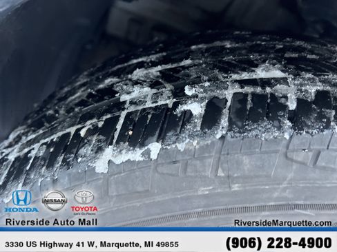 Used 2022 Toyota Corolla Cross XLE image 12