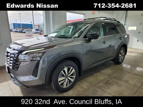 New 2026 Nissan Pathfinder SL image 3