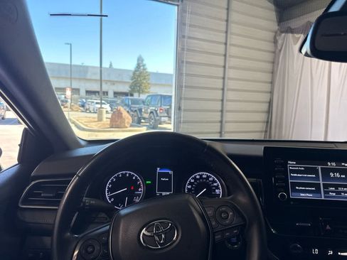 Used 2021 Toyota Camry SE w/ Convenience Package FWD image 3